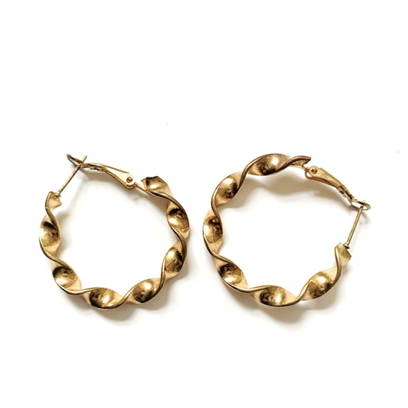 Jewelry - Twisted  ribbon hoop earring set